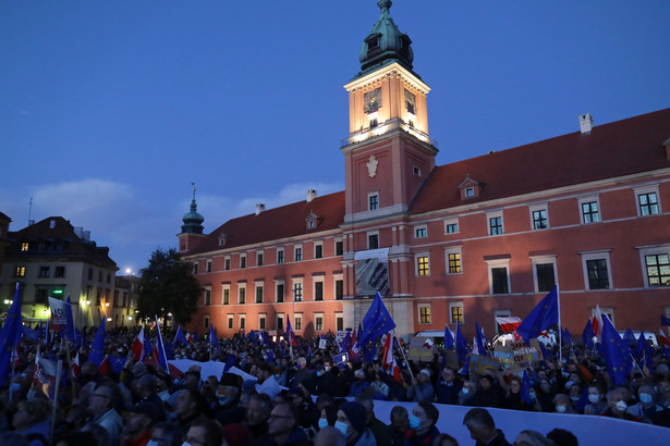 Manifestacja poparcia dla obecności Polski w Unii Europejskiej na pl. Zamkowym w Warszawie