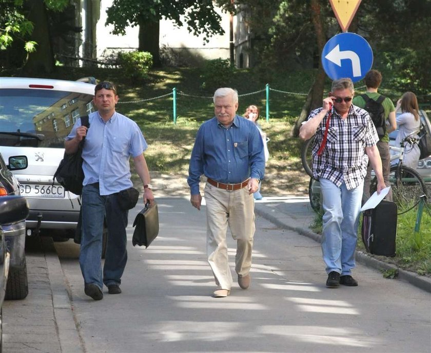 Co Wałęsa ma w klapie oprócz Matki Boskiej?