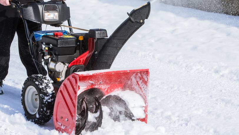 Schneefräsen und Schneeschleudern mit Benzin und Motor im Vergleich