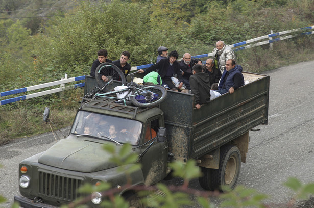 Etniczni Ormianie uciekają z Górskiego Karabachu