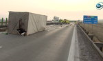 Ciężarówka przebiła bariery na autostradzie i zderzyła się z busem. Dwie osoby nie żyją