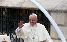 Papież w Katedrze na Wawelu na spotkaniu z biskupami. Bije dzwon Zygmunta