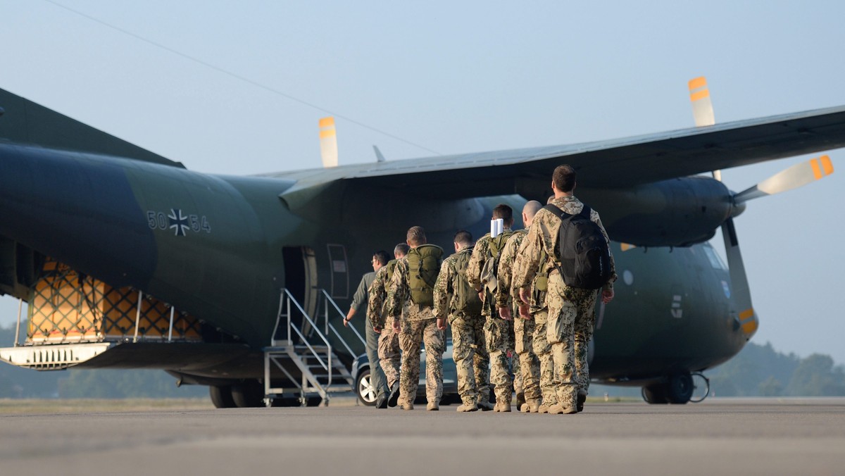 Brak sprawnego sprzętu wojskowego ogranicza w poważnym stopniu zdolność operacyjną Bundeswehry - ostrzega dowództwo niemieckich sił zbrojnych. Niemiecka prasa pisze o licznych awariach samolotów, helikopterów i wozów bojowych.