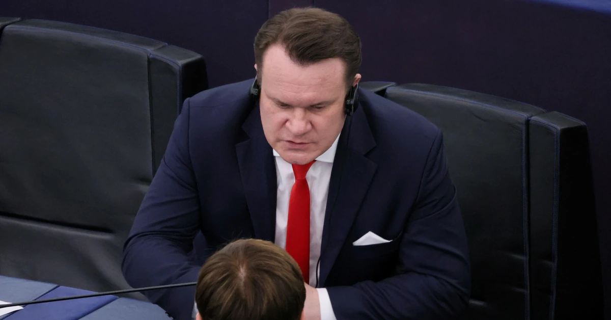 Zarabia kokosy i ma olbrzymie długi. Tak żyje europoseł Dominik Tarczyński