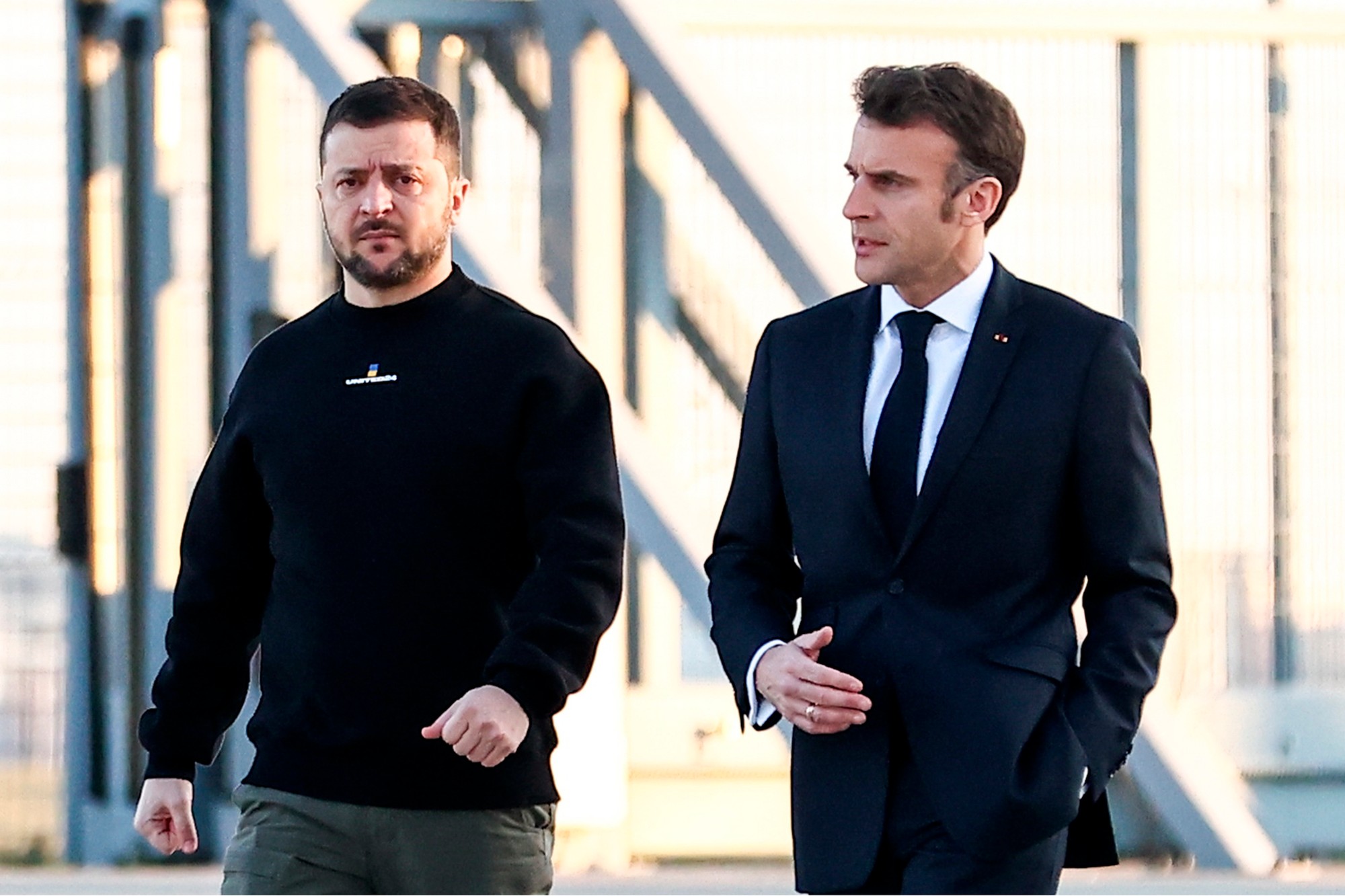 Ukrajinský prezident Volodymyr Zelenskyj (vľavo) a francúzsky prezident Emmanuel Macron.