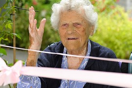 Ova žena je zvanično NAJSTARIJA OSOBA NA SVETU i nećete verovati KOLIKO GODINA IMA: Tajna NJENE DUGOVEČNOSTI je u jednostavnim životnim navikama koje i kralj Čarls želi da sazna