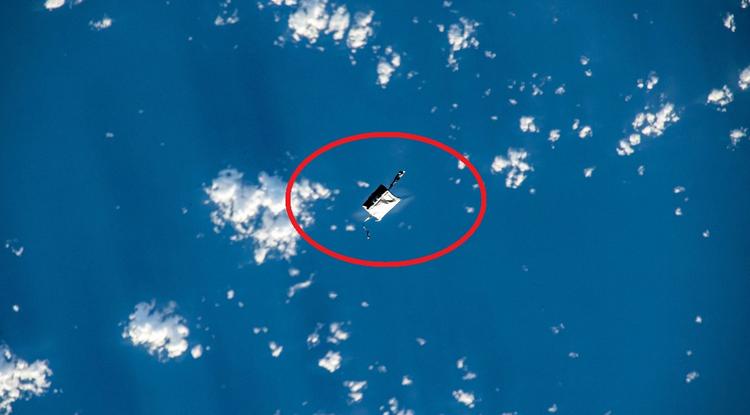 A NASA űrhajósai által elhagyott szerszámosláda