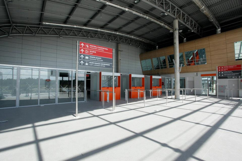Modlin, lotnisko podczas dnia otwartego - punkty kontroli paszportowej dla pasażerów wylatujących poza Strefę Schengen