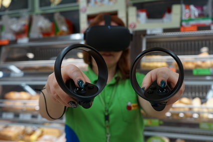 Biedronka testuje gogle VR. Pomogą pracownikom nauczyć się wypieku pieczywa