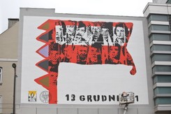 Jan Paweł II obok Ronalda Reagana. Odsłonięto mural upamiętniający wprowadzenie stanu wojennego