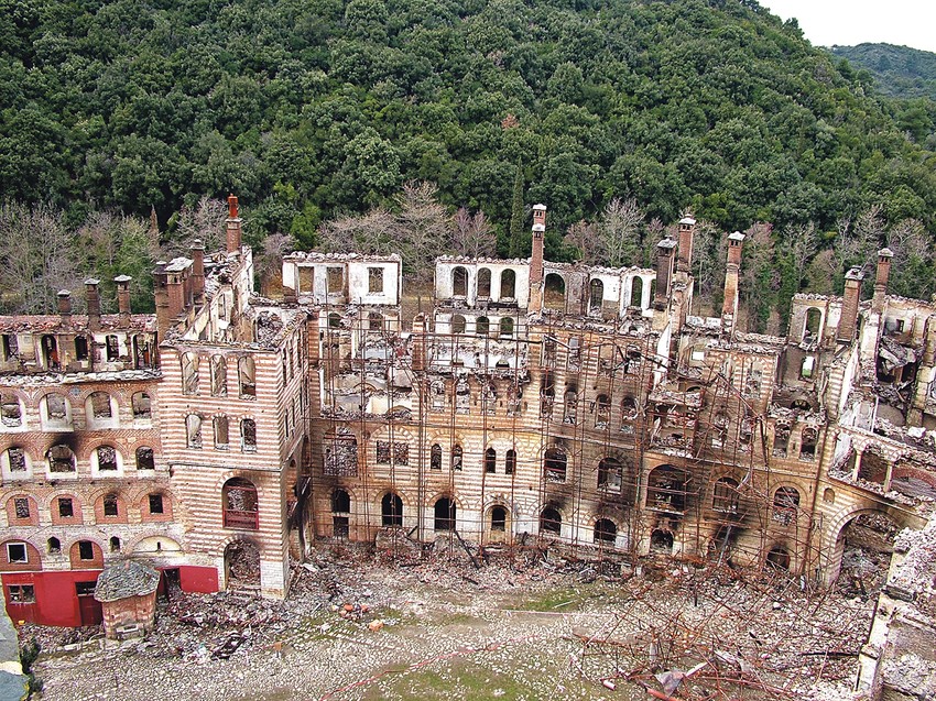Napravio sam više od 80.000 fotografija Hilandara, ali su mi ove koje prikazuju njegovo uništenje zaista posebne i za njih sam jako vezan, kaže Karišić