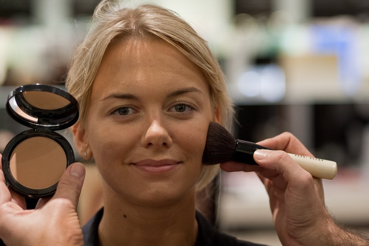 Puder brązujący nakładamy na twarz tak, aby jego warstwa stwarzała wrażenie, iż jest skutkiem działania naturalnych promieni słonecznych. Więcej powinno go się znaleźć na czole i na kościach policzkowych. Im bardziej schodzimy w dół twarzy, tym pudru powinno być mniej. WAŻNE: pudru nie należy wcierać, bo będzie wyglądać „brudno”. Aplikacja powinna się odbywać przez muśnięcia.