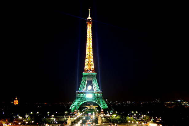 Pakistańczycy myślą, że zielono-biała wieża Eiffla to hołd dla ofiar zamachu w Lahore. Prawda jest inna