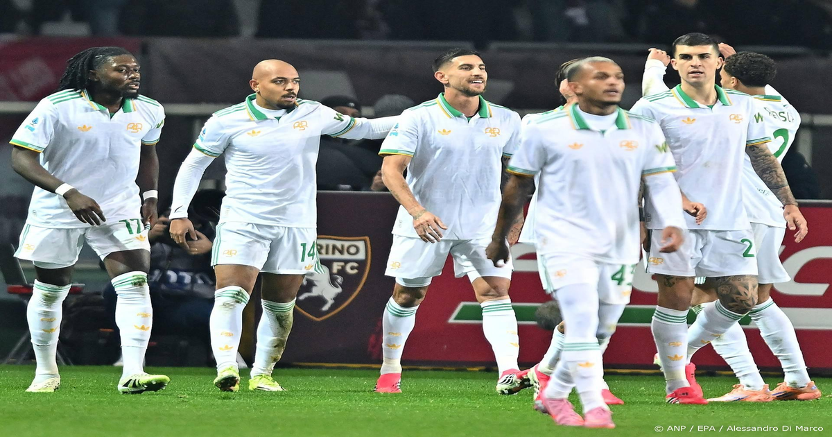 Malen-treft-raak-bij-zijn-debuut-goal-stuurt-Roma-naar-de-vierde-plek