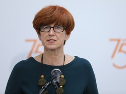 Zapachniało hipisami... TA ozdoba szyi odebrała powagę minister Rafalskiej. FOTO