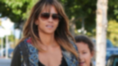 Naturalna Halle Berry na spacerze z dziećmi