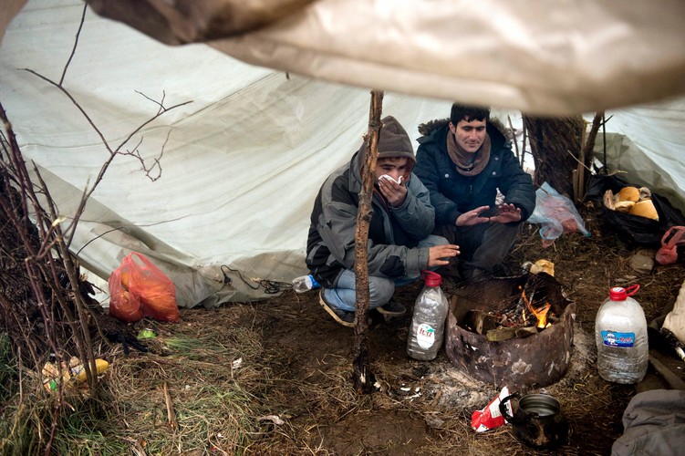 Uchodźcy z Afganistanu w prowizorycznym namiocie