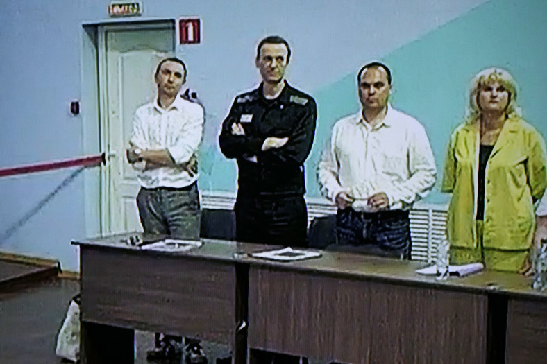 Jeden z liderów rosyjskiej opozycji Aleksiej Nawalny (drugi z lewej), wśród swoich prawników w kolonii karnej około 260 km na północny wschód od Moskwy, Rosja, 4 sierpnia 2023 r.