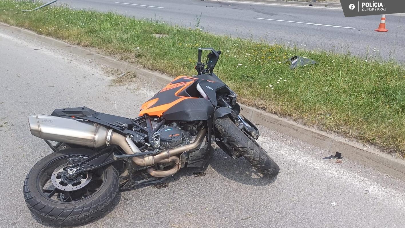 Tragická nehoda v Žiline: Po náraze do obrubníka motocyklista († 37) spadol pred auto