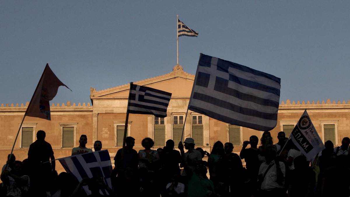 Rząd Niemiec nie widzi obecnie, po zwycięstwie w referendum w Grecji przeciwników programu pomocy, warunków do podjęcia nowych negocjacji z władzami w Atenach - powiedział w poniedziałek rzecznik rządu Steffen Seibert. Zapewnił, że "drzwi pozostają otwarte".