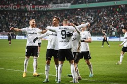 Błąd bramkarza i ręka Glika pomogły Legii pokonać Cracovię [WIDEO]