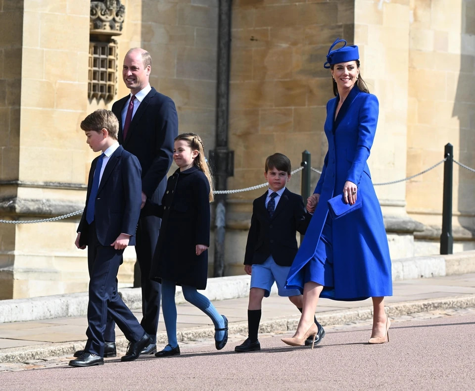 Książę William i księżna Kate z dziećmi w drodze do kościoła w Windsorze