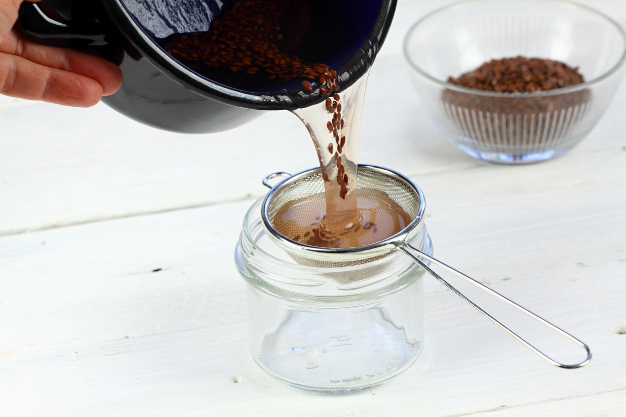 Z pár lyžíc ľanových semienok vzniká gél, ktorý si poradí s unavenou pleťou lepšie než drahá kozmetika.