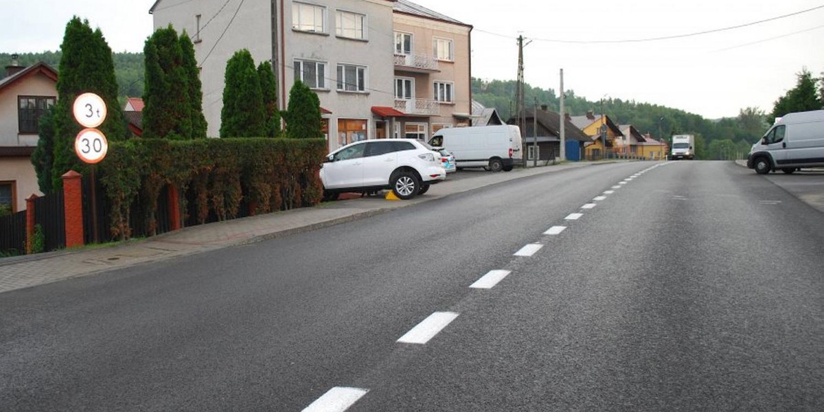 Mazda wpadła na chodnik i potrąciła pieszego