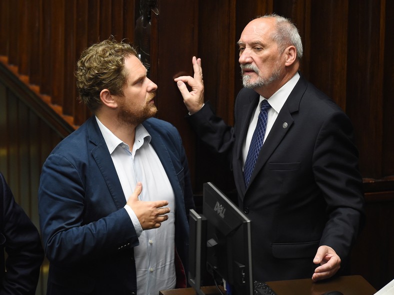 Antoni Macierewicz i poseł PiS Marek Opioła podczas posiedzenia Sejmu,