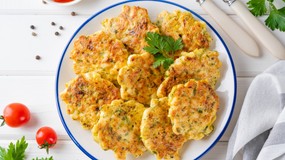 Pyszny obiad na poniedziałek. Podajemy przepis, Ty gotujesz. Placuszki z kurczaka z serem