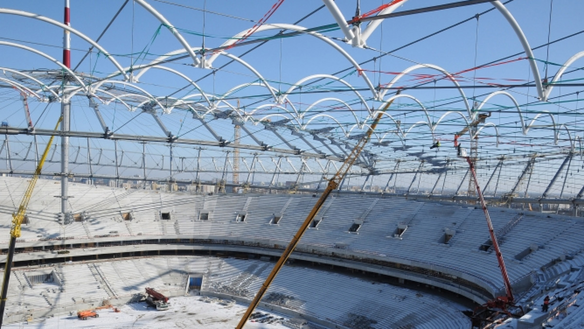Na budowie Stadionu Narodowego w Warszawie nad płytą boiska trwa montaż stalowych rusztów dachu szklanego, na których ułożone zostaną tafle szkła. Tafle szkła wraz z rusztem i jego konstrukcją wsporczą tworzą dach szklany, który po ukończeniu będzie stanowił szklany pierścień na krawędzi stałego dachu stadionu. Montaż pierwszej tafli szkła rozpoczął się w tym tygodniu.