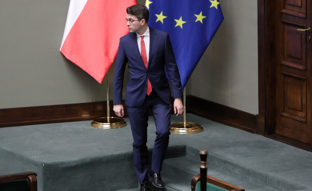 Warszawa, 26.03.2020. Minister, członek Rady Ministrów Piotr Muller na sali obrad Sejmu, 26 bm. w Warszawie. Dzisiaj posłowie zajmą się zmianą regulaminu izby niższej, która ma zezwolić na głosowanie zdalne. Będą oni pracowali w kilku salach, a także otrzymają maseczki, rękawiczki, płyny dezynfekcyjne i będą mieli mierzoną temperaturę. Głosowania odbędą się poprzez podniesienie ręki oraz zliczenie głosów przez sekretarzy. Posiedzenie potrwa dwa dni. (kf) PAP/Leszek Szymański