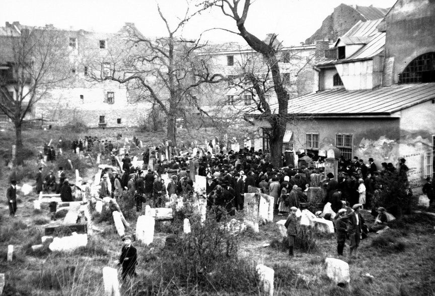 Obchody święta ReMU na starym cmentarzu żydowskim w Krakowie w latach 30. ubiegłego wieku. Źródło: Narodowe Archiwum Cyfrowe.