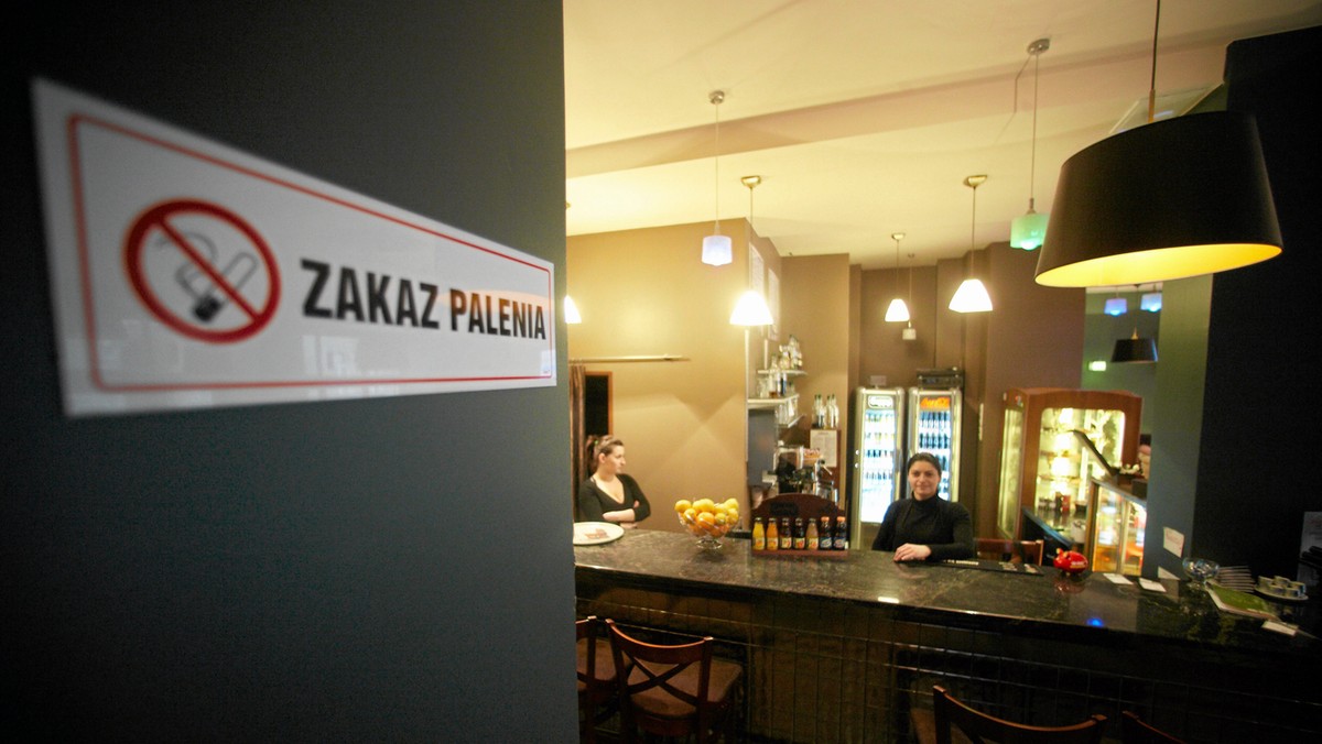 Zakaz palenia w miejscach publicznych sprawdził się pod wieloma względami; przede wszystkim zmniejszyło się narażenia na bierne palenie - oceniła podczas briefingu z okazji Światowego Dnia Rzucania Palenia działaczka kampanii Lokal bez Papierosa Dominika Kawalec.