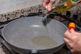 Da li je zdravije pripremati hranu na masti ili ulju? Stručnjaci REŠILI VEČITU DILEMU jednom za svagda, evo šta kažu