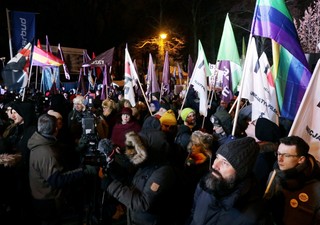 Protest przed Sejmem. Ostre słowa pod adresem opozycji. 'To tchórze'
