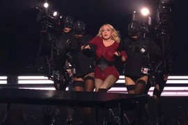 Madonu "bacili" na scenu