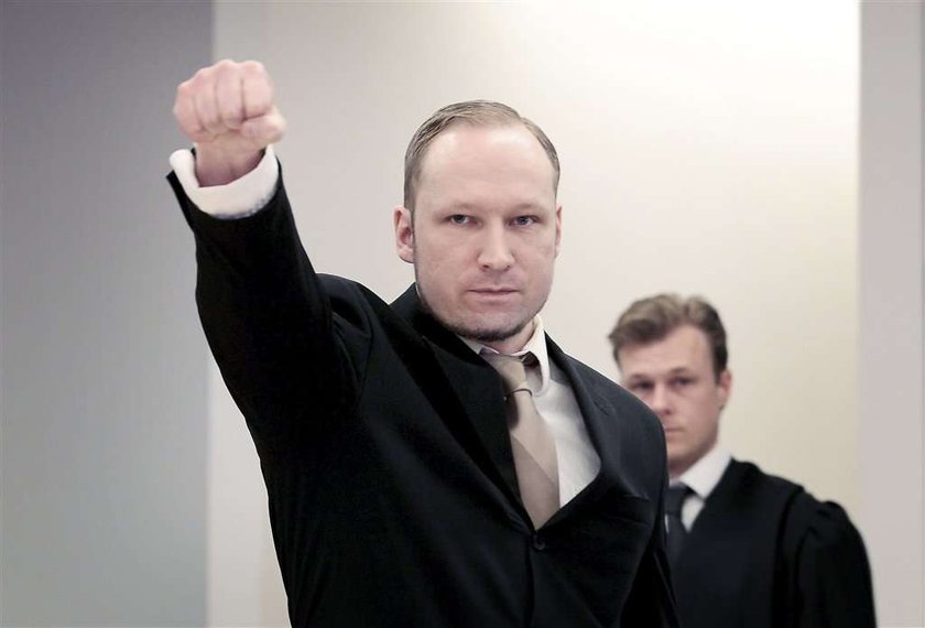 Breivik w sądzie. Delikatny uśmiech, zaciśnięta pięść