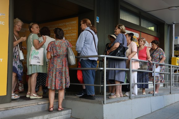 Gužve ispred pošti širom Srbije, redovi od ranog jutra! Građani požurili po vaučere za odmor: U red stali dva sata pre otvaranja (FOTO)