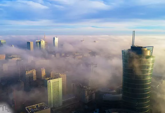 "Chmury dosłownie pływały między wieżowcami". Zachwycające zdjęcie z Warszawy