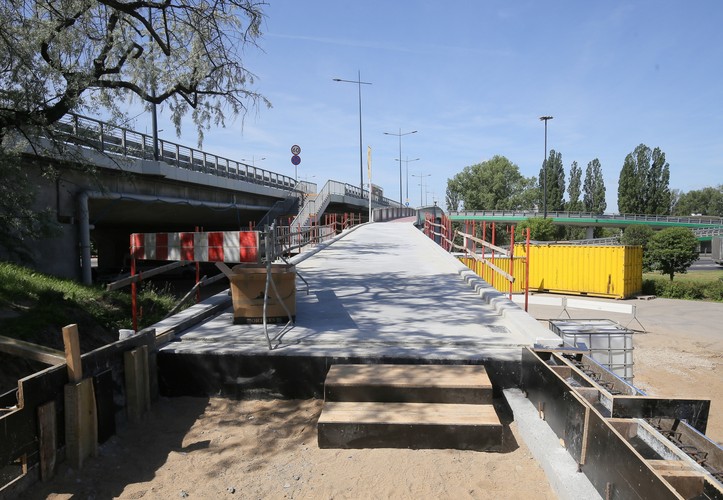 Jego zdaniem most Poniatowskiego jest to most po którym jeździ najwięcej rowerzystów jednocześnie - jak mówił - jest on niedostosowany do ich potrzeb, dlatego ta kładka szczególnie dla mieszkańców dzielnicy Praga - Południe jest tym na co czekali właściwie od samego początku użytkowania tego mostu' - dodał Puchalski.  <br><br> fot. (cat) PAP/Paweł Supernak