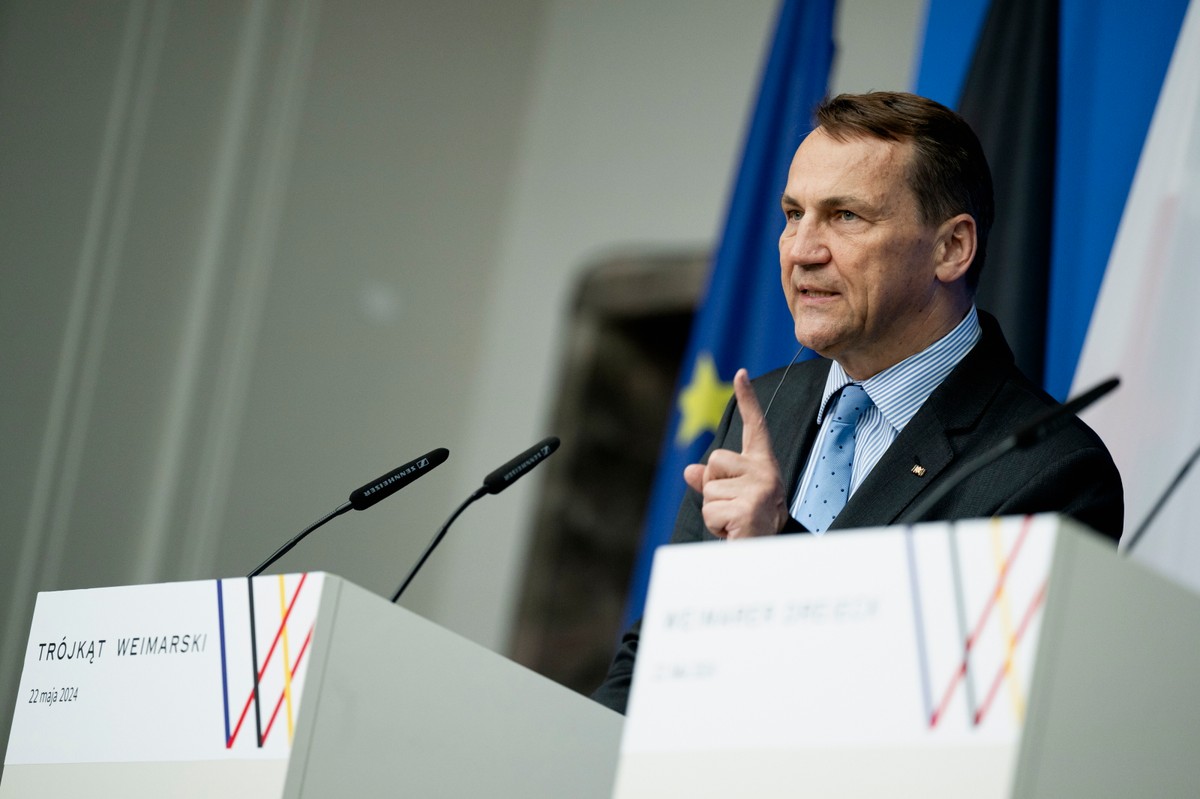 Minister Radosław Sikorski przemawia podczas konferencji prasowej ze swoimi francuskimi i niemieckimi odpowiednikami po spotkaniu Trójkąta Weimarskiego, w Weimarze, Niemcy