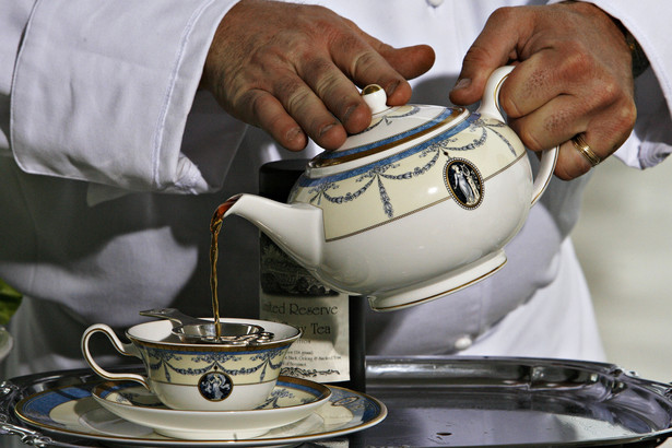 Herbata serwowana w porcelanie Wedgewood. Fot. Bloomberg