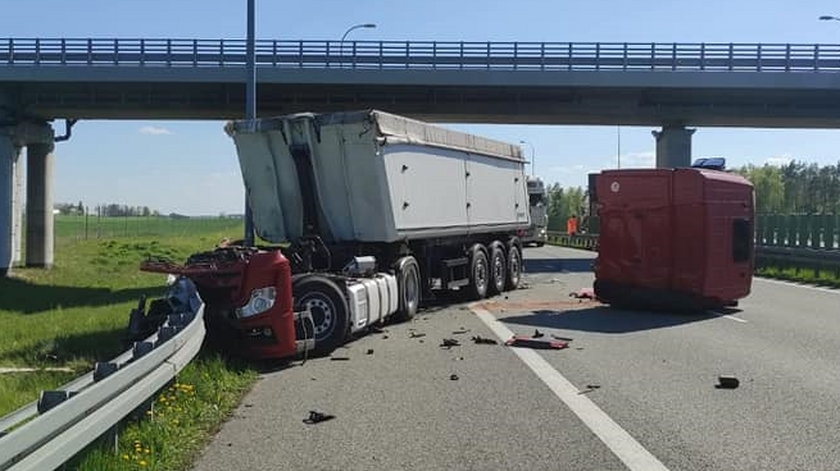 Siła uderzenia musiała być potworna. Od jednego z samochodów oderwała się kabina.