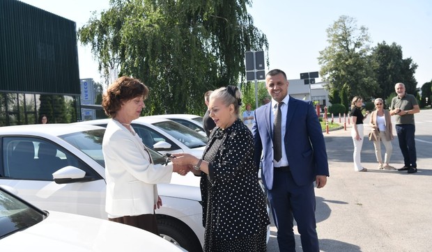 Aleksandra Sofronijević službena uručivanje ključeva vozila inspektorima ministarstva