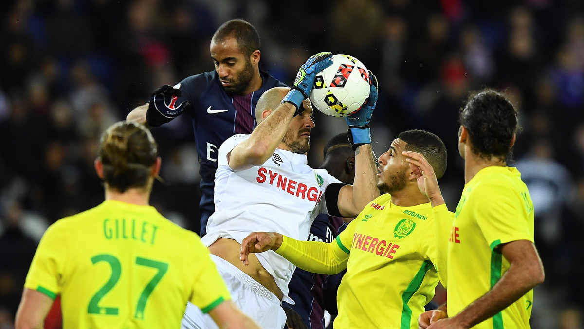 Paris Saint Germain pokonał na własnym boisku Nantes 2:0 w sobotnim meczu 13. kolejki francuskiej ekstraklasy piłkarskiej. Do 68. minuty w zespole gości występował Mariusz Stępiński. Natomiast z ławki rezerwowych PSG spotkanie obejrzał Grzegorz Krychowiak.