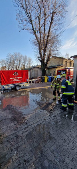 Interwencja straży pożarnej przy ul. Towarowej w Czechowicach-Dziedzicach - 27.12.2022 - autor: OSP Dziedzice