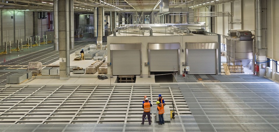 Dyrektor zakładu Crafter Ralf Nitzschke poinformował, że na terenie prowadzonej inwestycji, dobiegają końca prace i testy.
<br>
„W spawalni mamy zainstalowanych 430 robotów, symulujemy tam proces seryjny, prowadzimy testy wydajnościowe i sprawdzamy, czy nasze urządzenia, instalacje działają bez zakłóceń. W lakierni wszystkie instalacje są już napełnione, od kilku tygodni lakiernia działa w trybie w pełni zautomatyzowanym; optymalizujemy i dostrajamy tam wszystkie procesy” – powiedział.