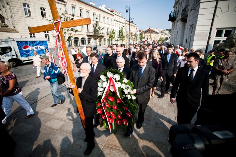 10.08.2010. Warszawa. Jarosław Kaczyński złożył kwiaty i modlił się pod krzyżem przed Pałacem Prezydenckim w 4 miesiące po katastrofie smoleńskiej. Fot. Marcin Kalinski/ Newspix.pl