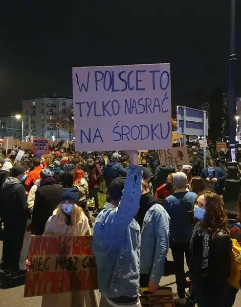 W Polsce to tylko nasać na środku - hasło na kartonie